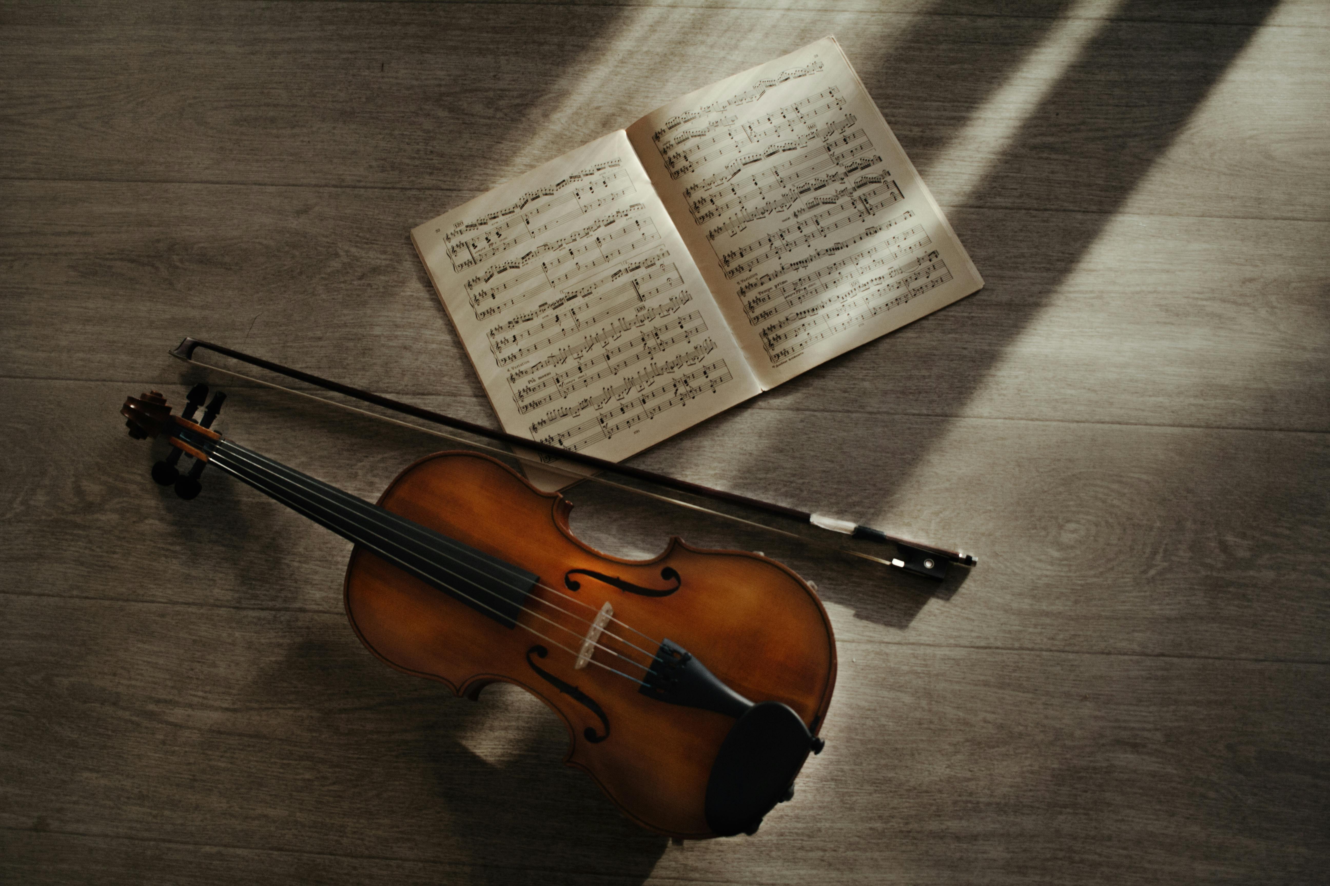 Detalle de instrumentos and manos en interpretación musical