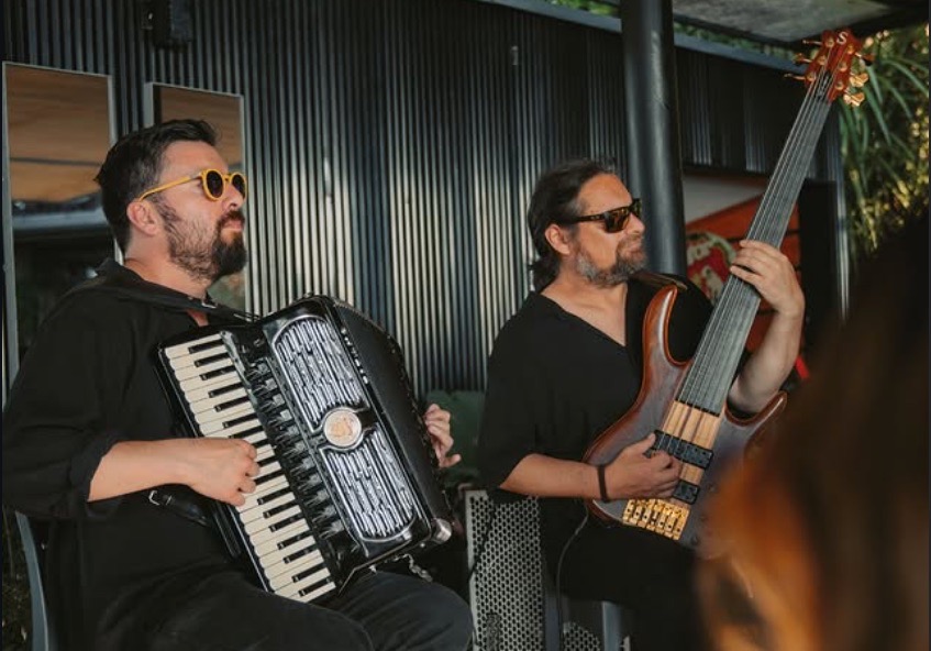 Dúo acústico en espacio de hospitality
