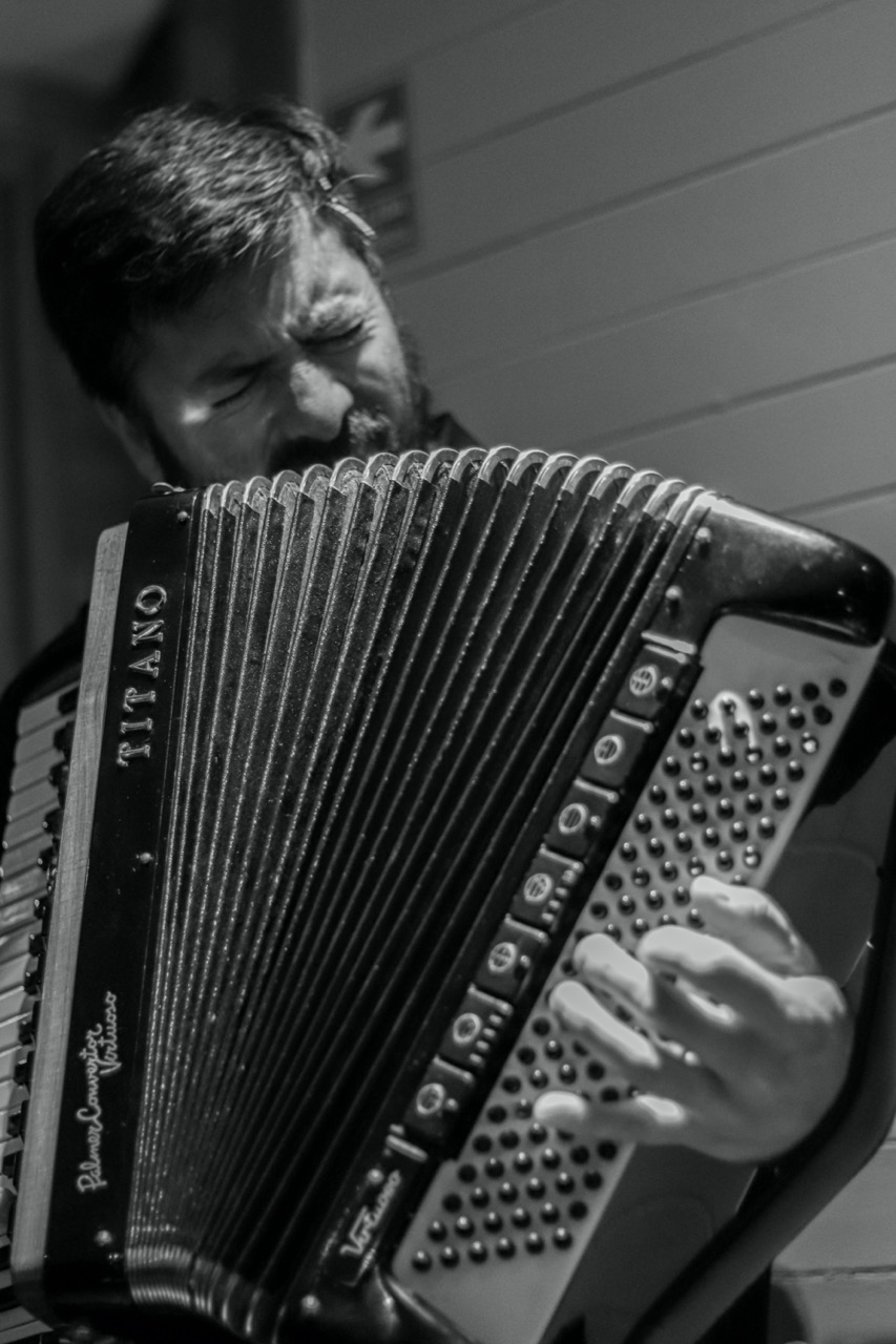 Músico tocando acordeón en La Grey