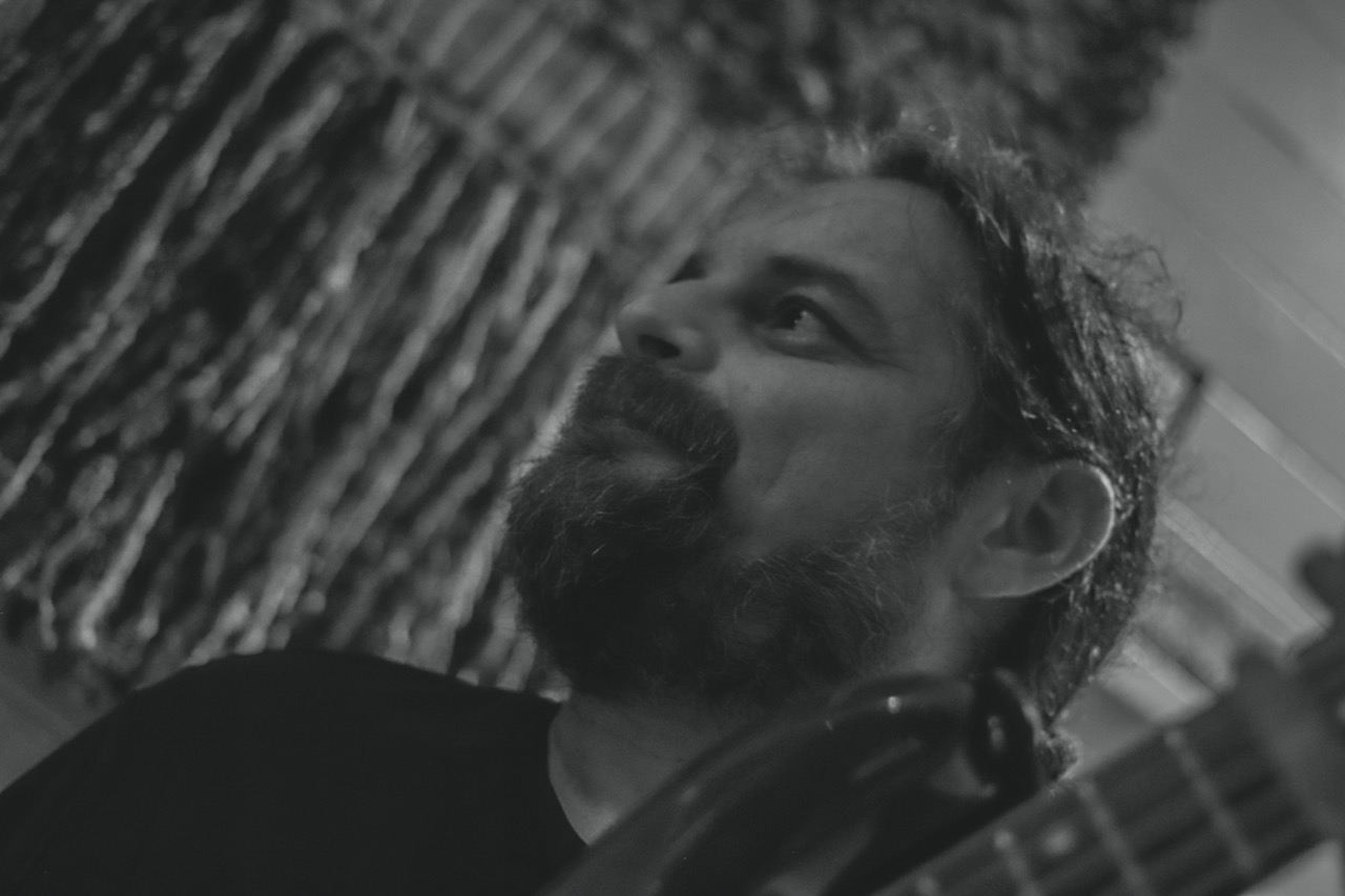 Felipe Canales tocando bajo en La Grey