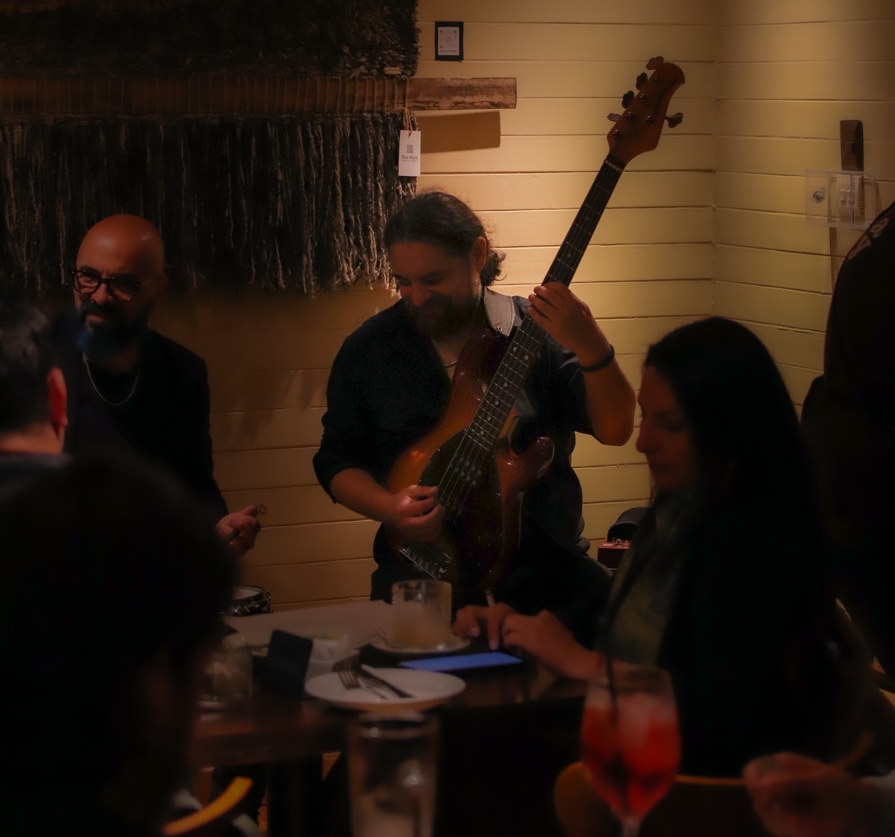 Bajista sonriendo en La Grey