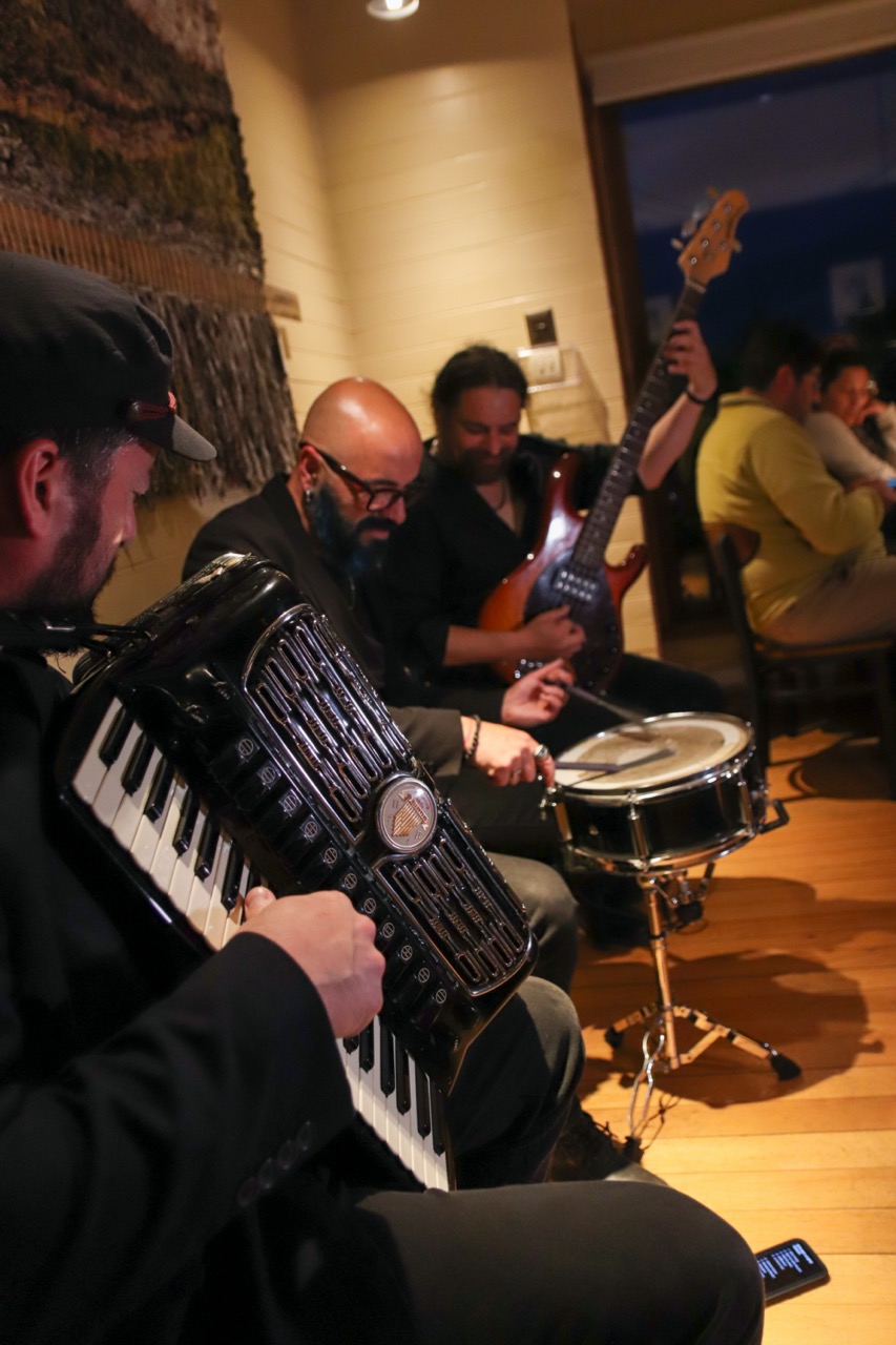 Trío íntimo en restaurante